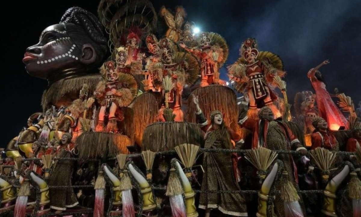 Foliões da escola de samba Dragões Da Real se apresentam na primeira noite de carnaval no Sambódromo de São Paulo -  (crédito: NELSON ALMEIDA / AFP)