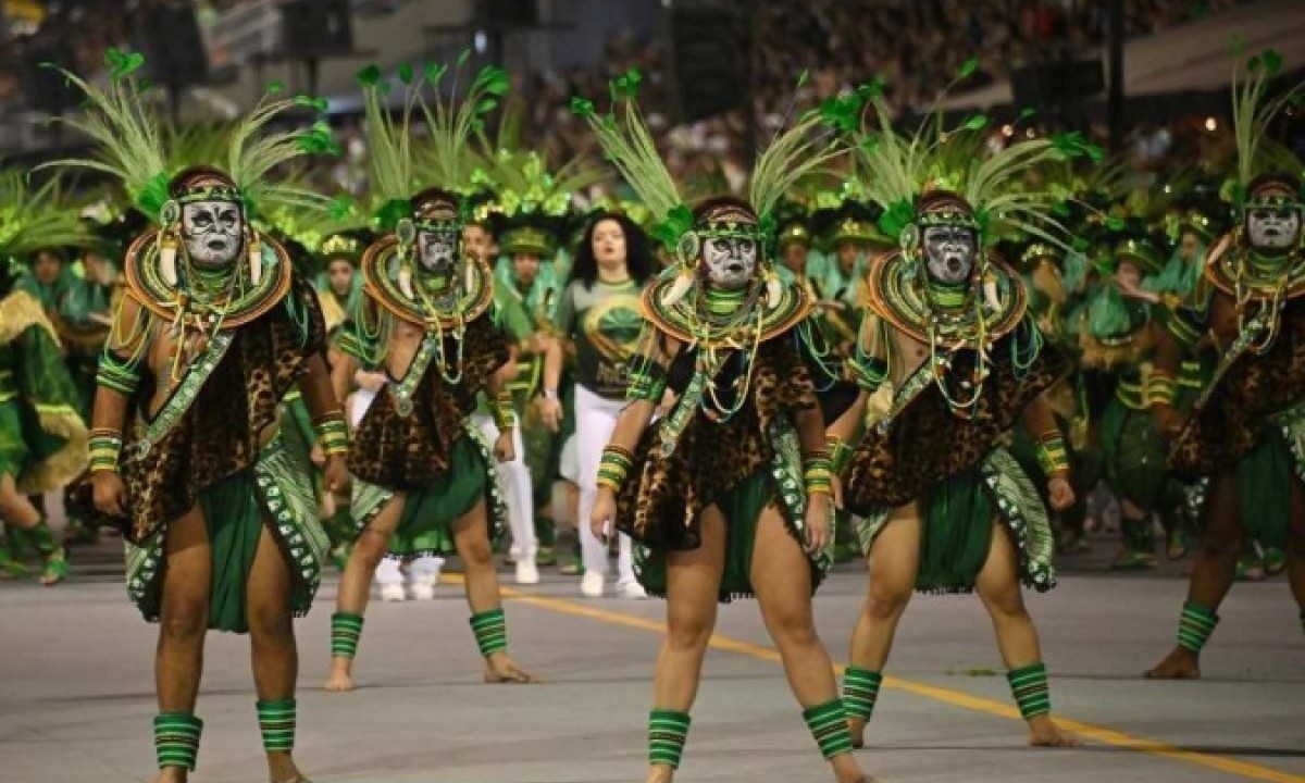 Foliões da escola de samba Camisa Verde e Branco se apresentam na primeira noite de carnaval no Sambódromo de São Paulo  -  (crédito: NELSON ALMEIDA / AFP)