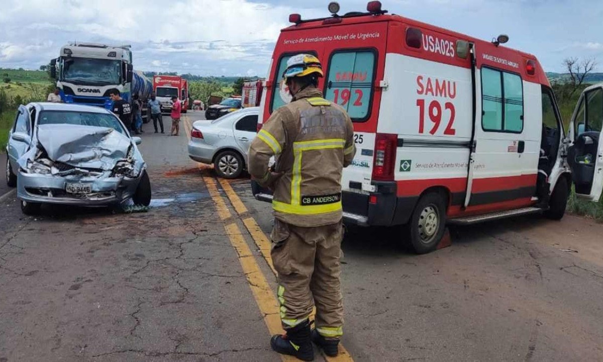 Classic e Voyage bateram de frente matando uma idosa de 72 anos que precisou ser removida das ferragens. Três também se feriram -  (crédito: Sala de Imprensa/CBMMG)