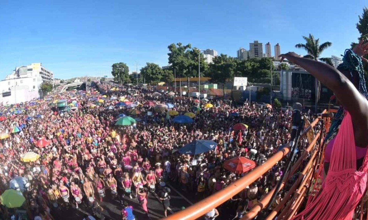 Vocalista do Então, Brilha levanta os foliões no cortejo do bloco que abriu oficialmente o Carnaval de BH -  (crédito: Leandro Couri/EM/DA Press)