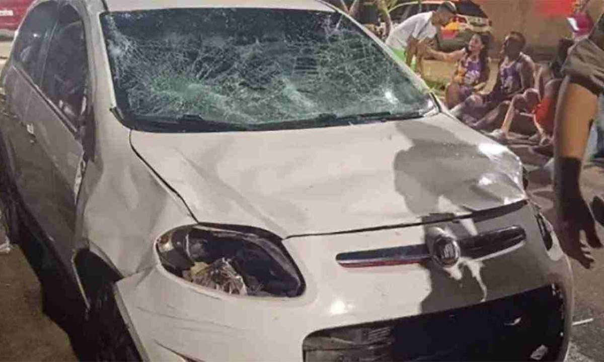 Carro que atingiu ao menos 30 pessoas ficou com a frente amassada e o para-brisa trincado -  (crédito: Redes sociais/Reprodução)