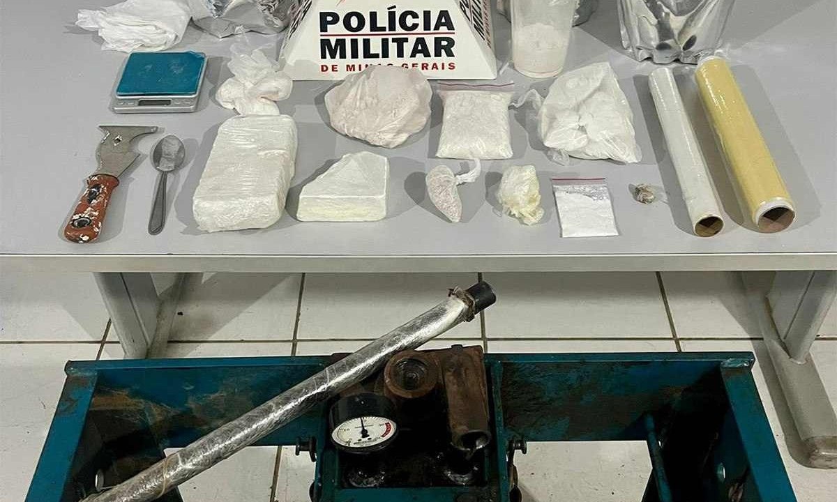 Prensa hidráulica, barras de cocaína e material para dolagem da droga foram apreendidos em Santana do Paraíso  -  (crédito: PMMG)