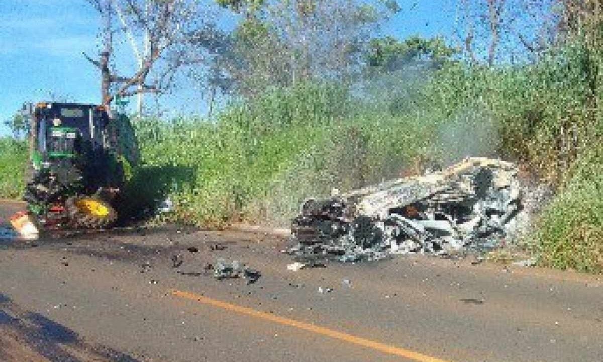 Carro pegou fogo após a batida -  (crédito: Corpo de Bombeiros/Divulgação)