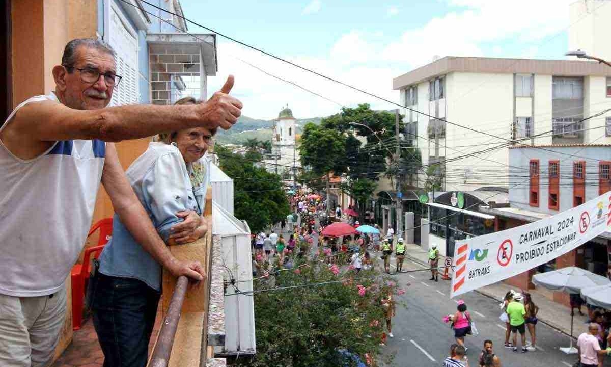 Horácio Reis e Aida Reis admiram a folia crescente de BH da varanda de casa. Para o casal, a diversão é ver a energia do povo -  (crédito: Jair Amaral/EM/D.A Press)