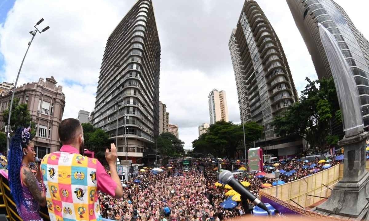 O desfile passa pela Praça Sete na manhã deste sábado (10). -  (crédito: Leandro Couri / EM / DA Press)
