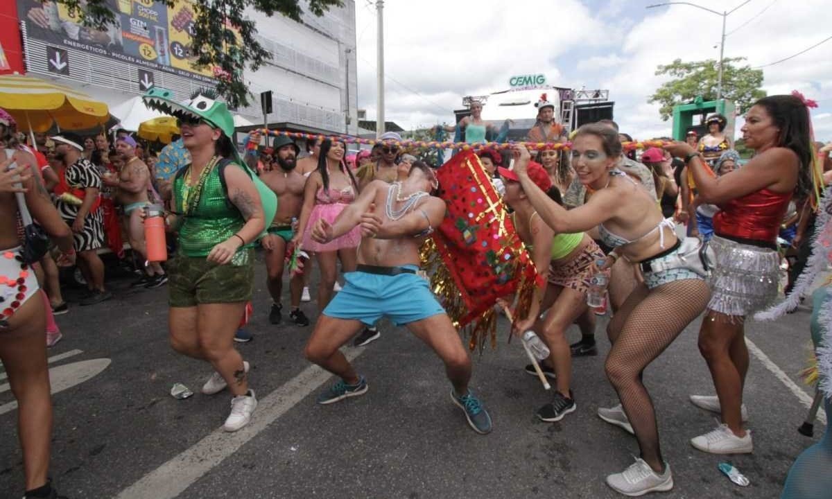 Foliões dançam ao som de axé no bloco inspirado no "É o Tchan". -  (crédito: Edésio Ferreira / EM / DA Press)