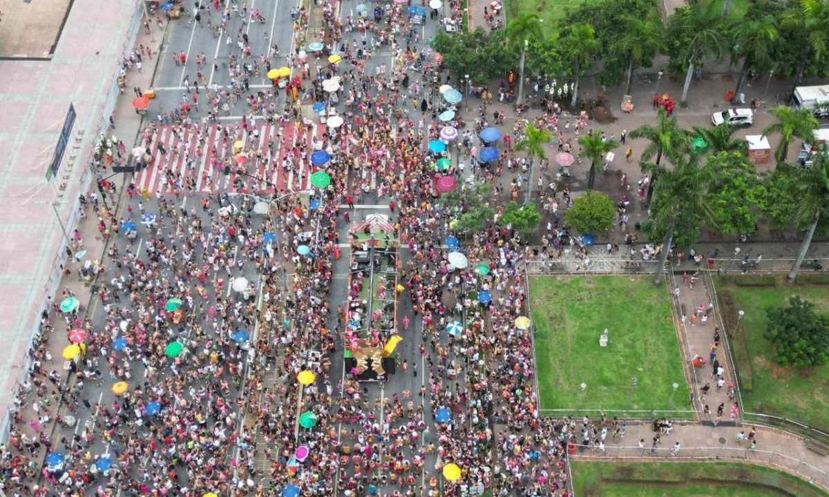 O desfile do Então Brilha começou na Avenida do Contorno, esquina com rua Curitiba e as 5h30 e deve durar mais de 5 horas.  -  (crédito: @estev4m)