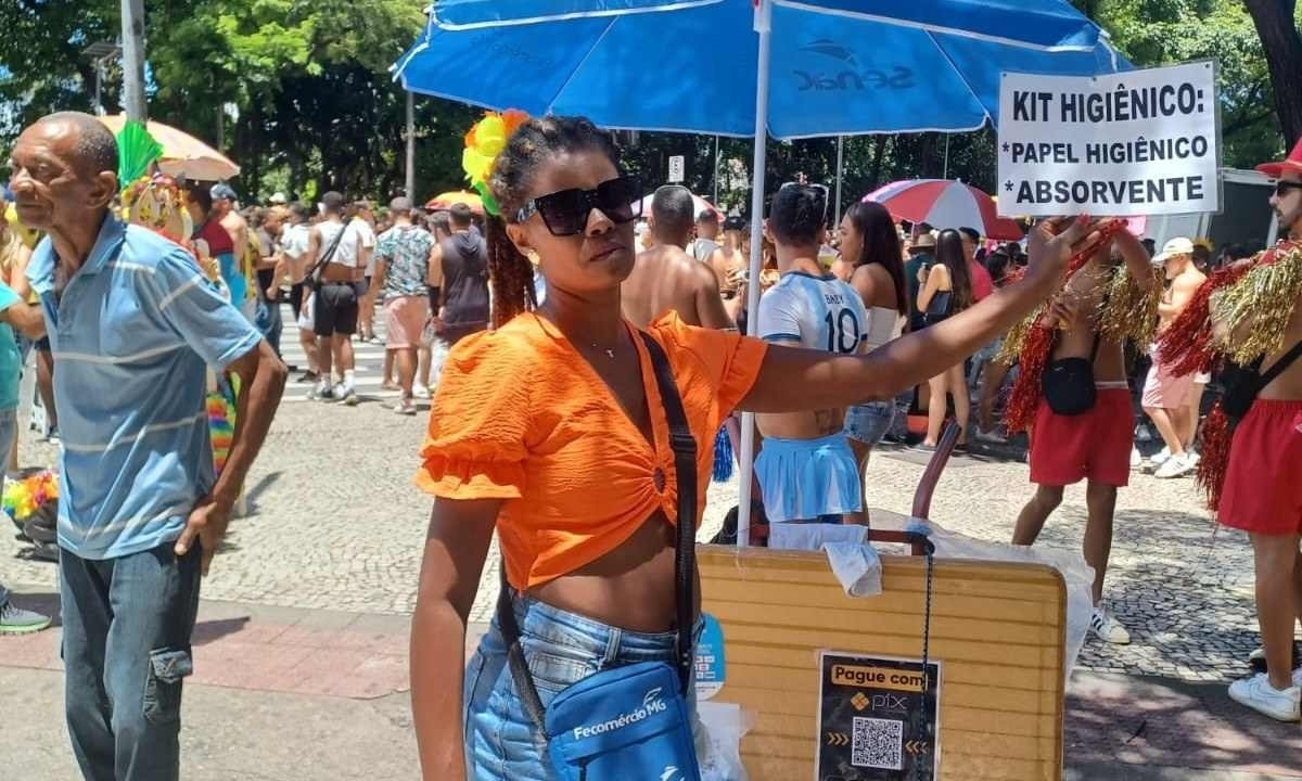 Thais Moreira resolveu vender um kit com papel higiênico e absorvente por R$ 5  -  (crédito: Alessandra Mello/Divulgação)