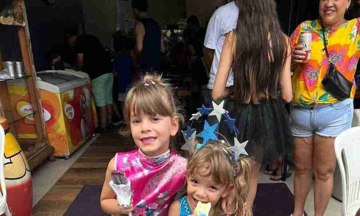 Maria Flor e Ana Luz; este é o primeiro carnaval de rua da irmã mais nova Maria Flor e Ana Luz