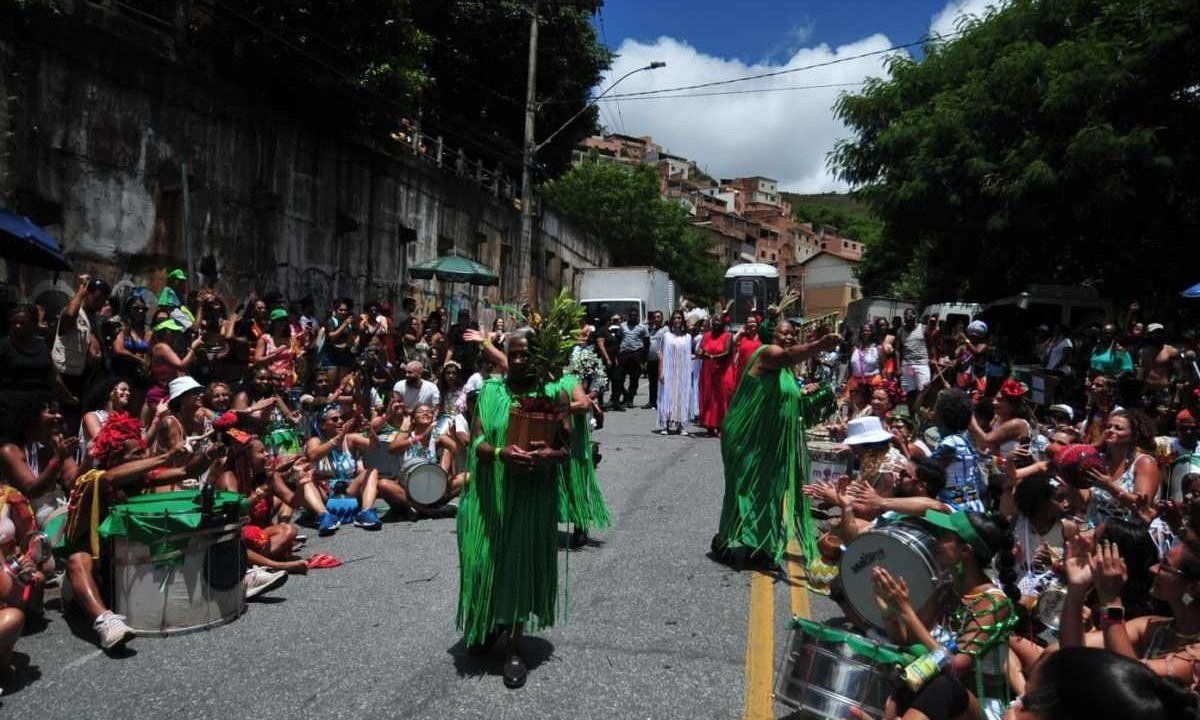 O bloco foi idealizado por moradores do Aglomerado da Serra e, para al&eacute;m do carnaval, promove oficinas art&iacute;stico-culturais gratuitas -  (crédito: Guzanshe/EM/D.A)