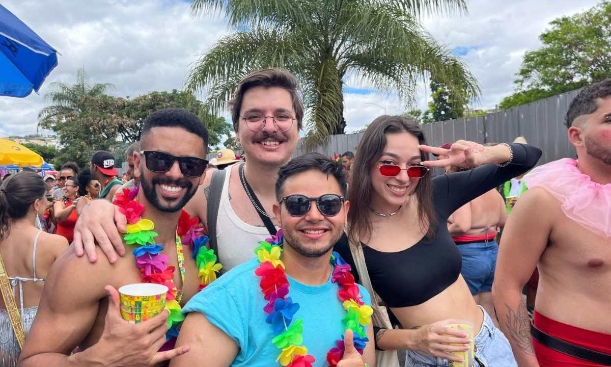 Os amigos Gustavo Abade, Matheus Faria, Alana Costa e Leandro Henrique elogiaram a organiza&ccedil;&atilde;o do carnaval na Avenida dos Andradas -  (crédito: Isabela Bernardes/EM/D.A Press)