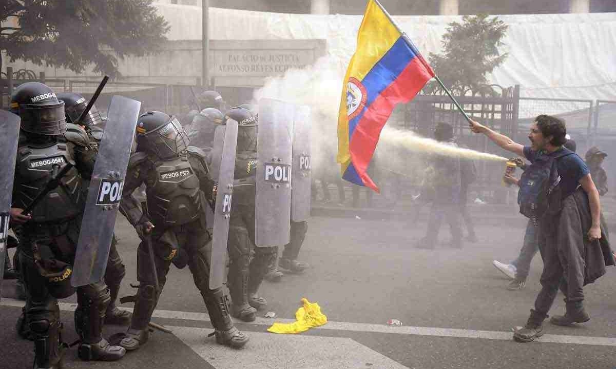 Cidades da Colômbia como Bogotá têm sido palco de conflitos, com a população dividida devido à posição do governo em relação a grupos armados -  (crédito: Daniel Munoz/AFP)