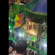 Carnaval do Rio: carro alegórico da Império da Tijuca pega fogo durante desfile - Reprodução/Redes sociais