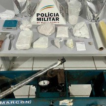 Polícia encontra R$250 mil em cocaína em entreposto do tráfico em MG - PMMG