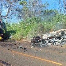 Carro pega fogo ao bater em trator e duas pessoas morrem no Centro-Oeste de MG - Corpo de Bombeiros/Divulgação