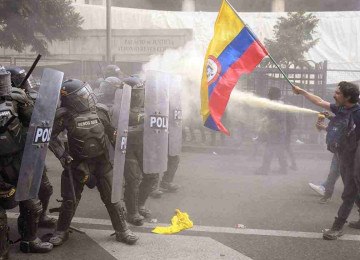 Cidades da Colômbia como Bogotá têm sido palco de conflitos, com a população dividida devido à posição do governo em relação a grupos armados -  (crédito: Daniel Munoz/AFP)