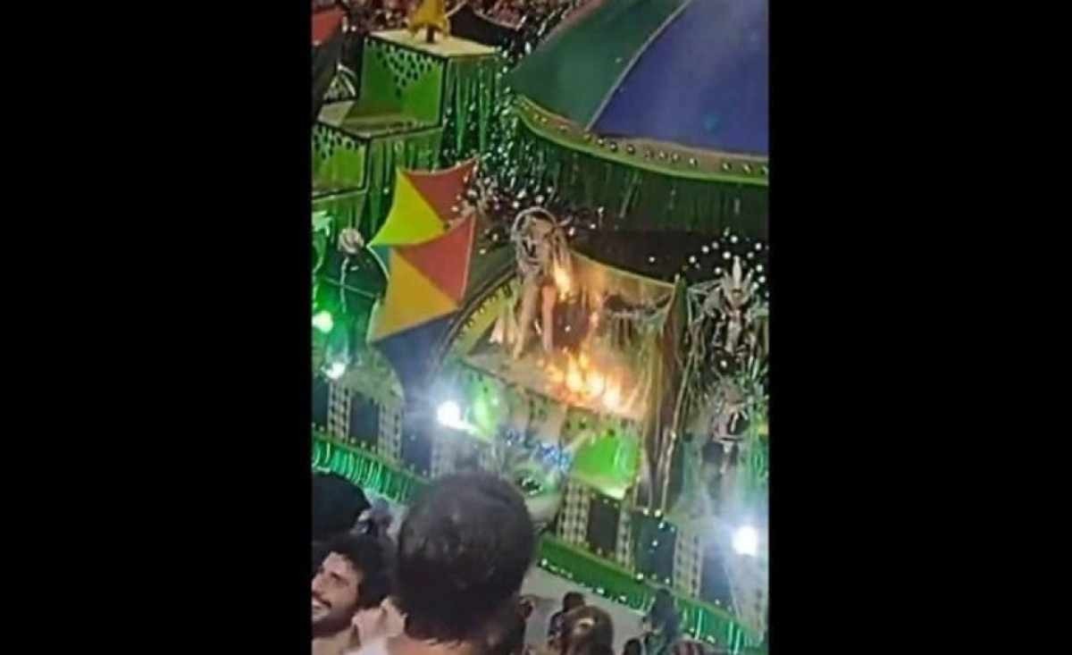 Carnaval do Rio: carro alegórico da Império da Tijuca pega fogo durante desfile