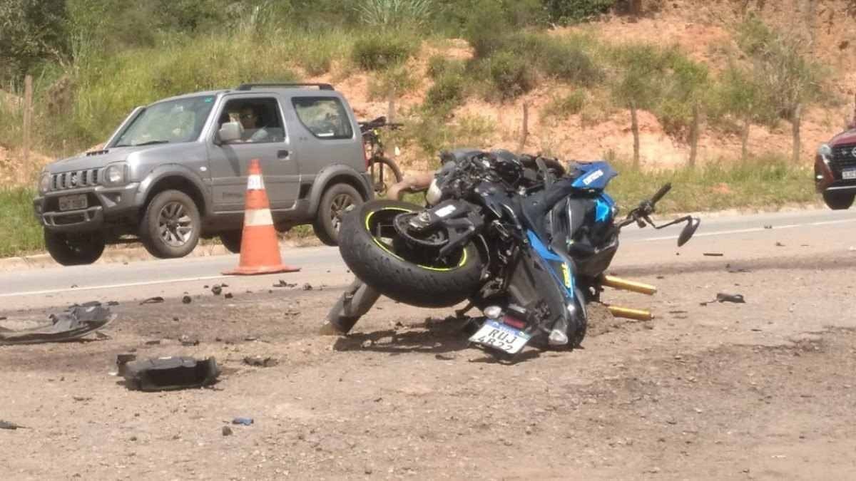 Motociclista invade contramão, atinge carro e morre na BR-356