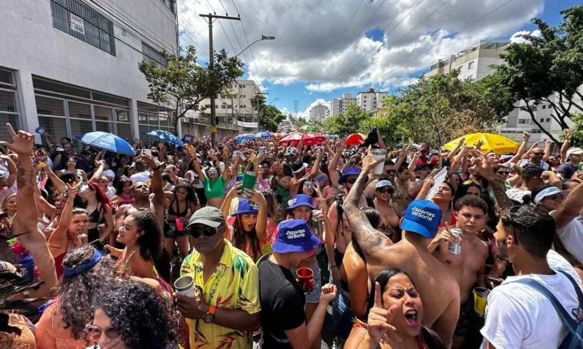 As ruas de BH foram tomadas por foliões que precisam enfrentar o calor; roupas leves são os melhores figurinos -  (crédito: Ramon Lisboa/EM/DA Press)