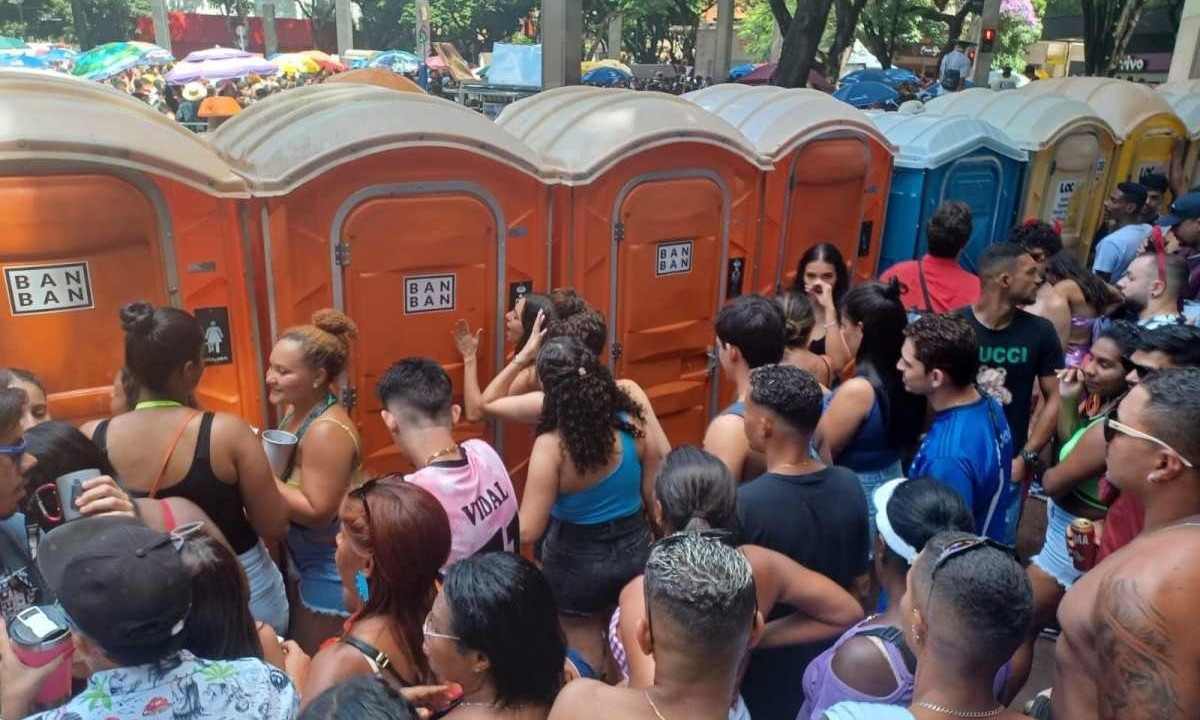 Foliões enfrentam longas filas e reclamam da baixa oferta de banheiros -  (crédito: Alessandra Mello/EM/D.A Press)