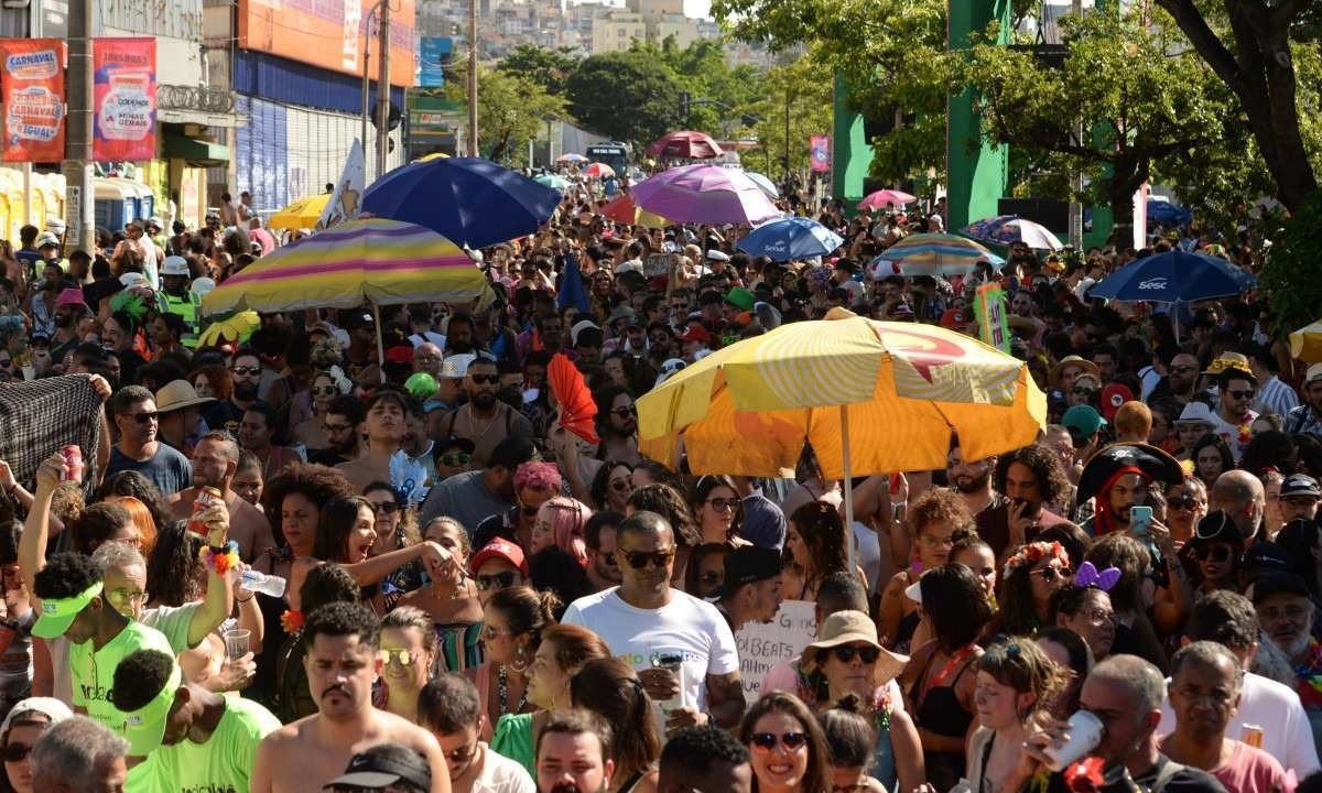 Multidão acompanha cortejo       -  (crédito:  Tulio Santos/EM/D.A.Press )