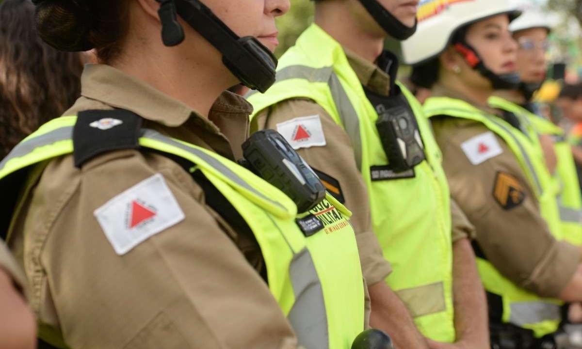 Câmeras estavam posicionadas nas roupas de quase todos os policiais militares
       -  (crédito:  Tulio Santos/EM/D.A.Press)