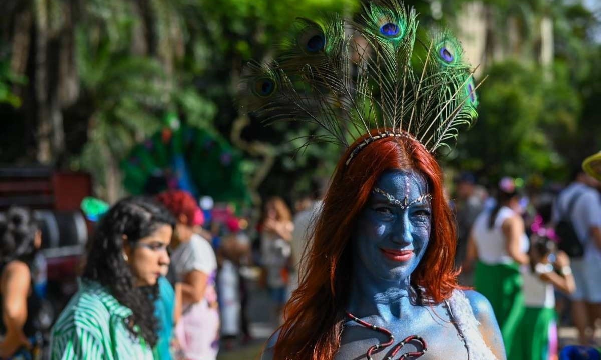 mulher de cabelos vermelhos e corpo pintado de azul  -  (crédito: Leandro Couri/EM/D.A.Press)