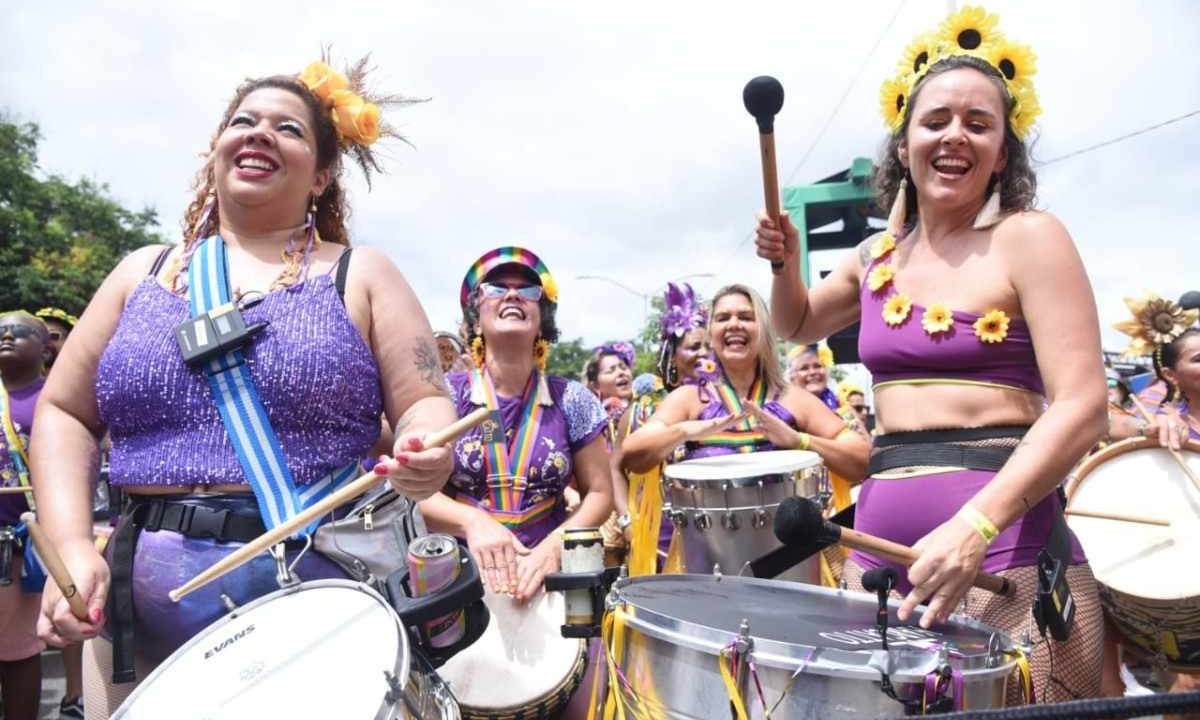 Pessoas tocando no Carnaval de BH -  (crédito: Gladyston Rodrigues/EM/D.A.Press)