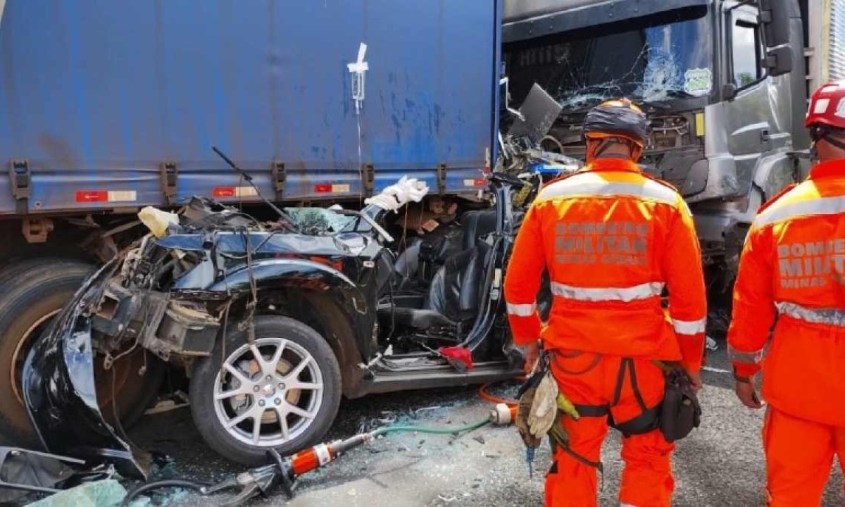 Carro ficou completamente destruído com a batida -  (crédito: CBMMG/Divulgação)