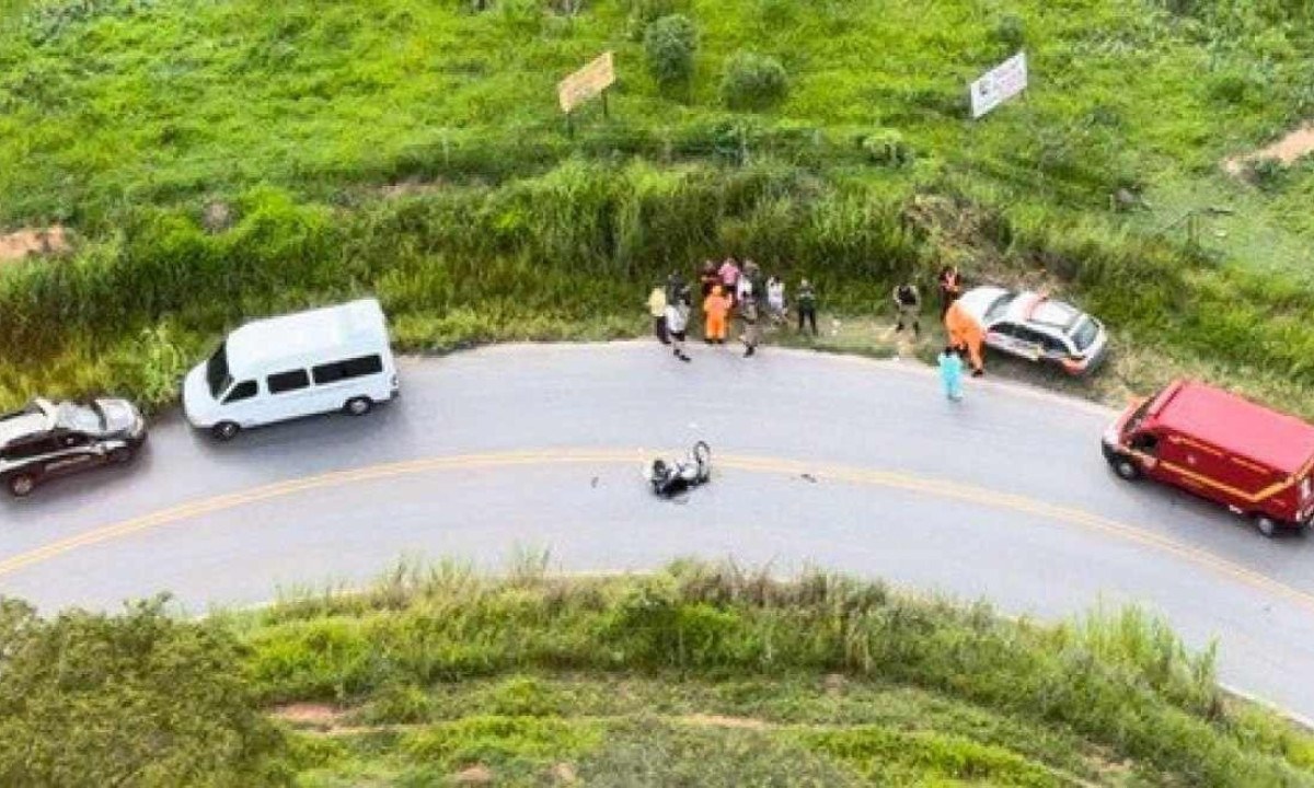 Militares tentaram reanimar o motociclista mas ele morreu no local -  (crédito: Corpo de Bombeiros)