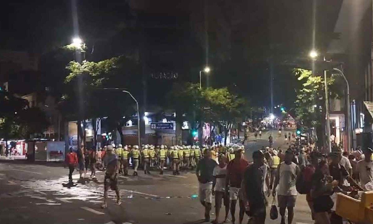 Polícia dispersa foliões e ambulantes da Avenida Afonso Pena e da Rua da Bahia ao fim da primeira noite de Carnaval em BH -  (crédito: Túlio Santos/EM/D.A.Press)