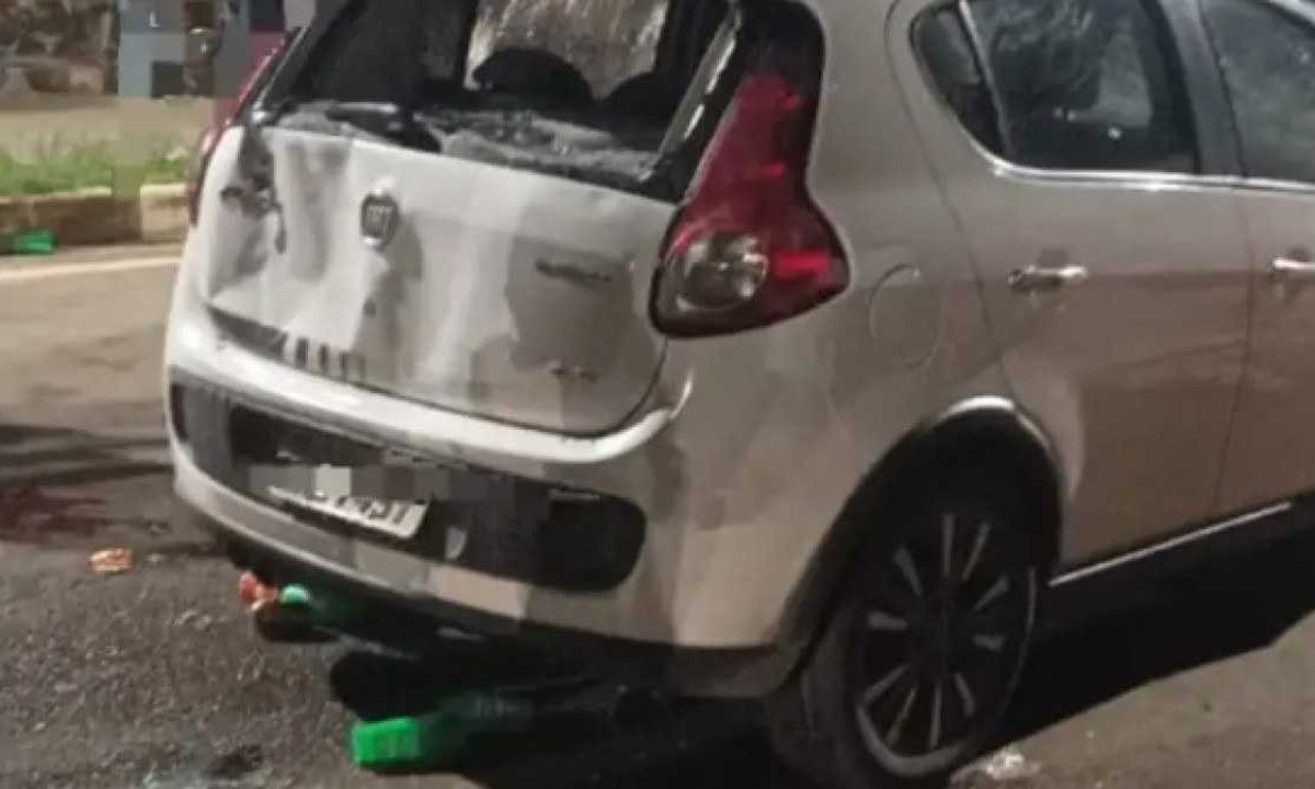 Fiat Palio depredado depois de atropelar 35 pessoas, duas seguem hospitalizadas -  (crédito: Reprodução/Redes Sociais)