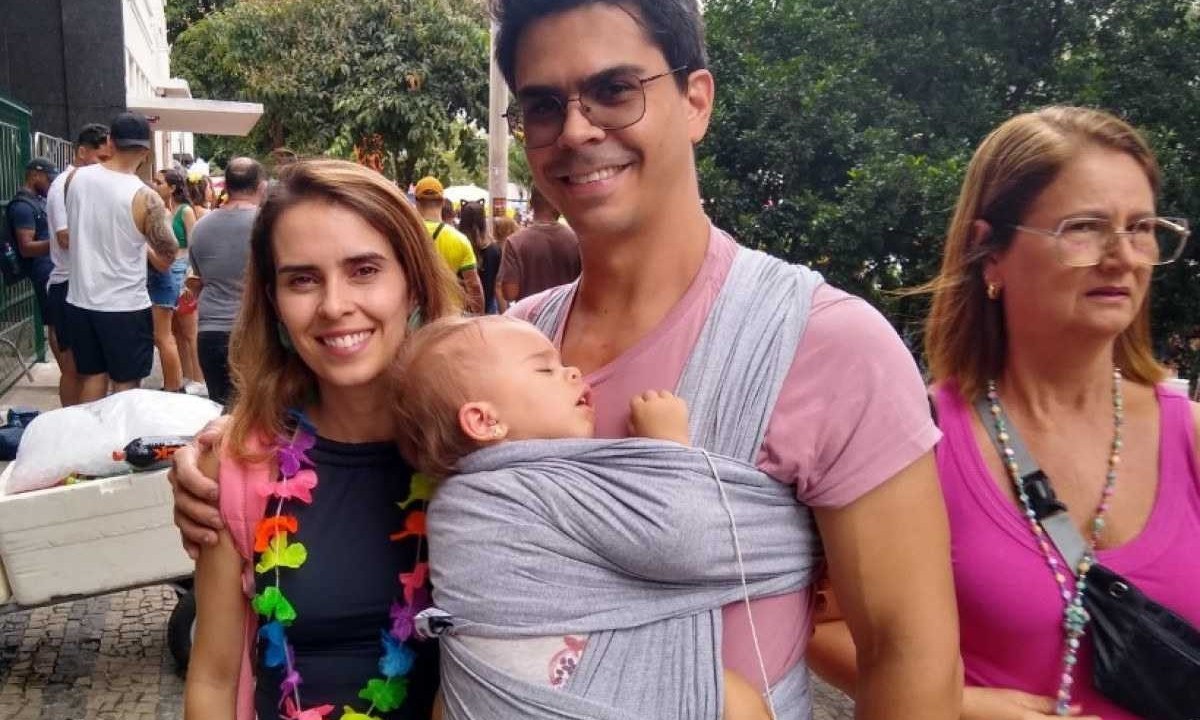 Daniel Massote Magalhães e Gabriela Elise Silva Oliveira foram ao bloco com a pequena Julia