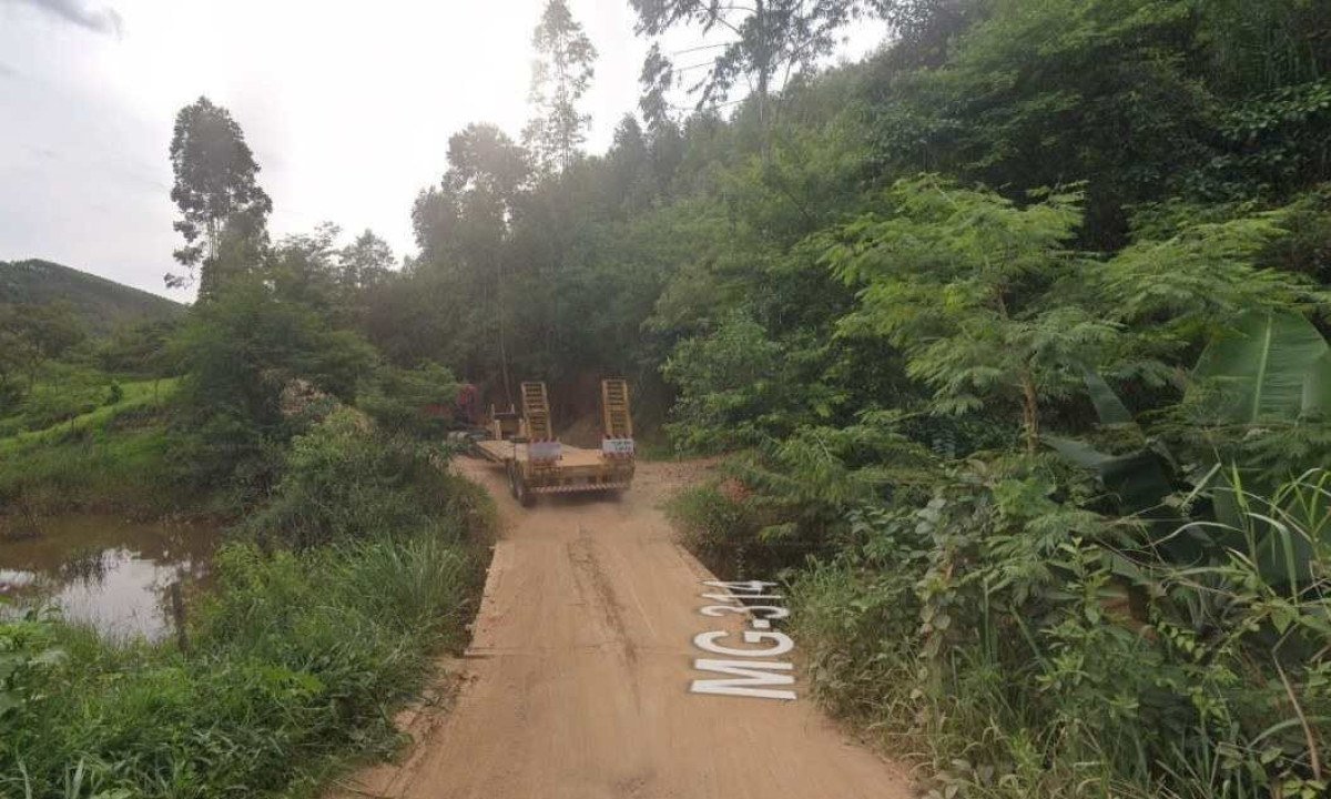 Ponte de madeira é utilizada para facilitar acesso sob o córrego -  (crédito: Google Maps/Reprodução)