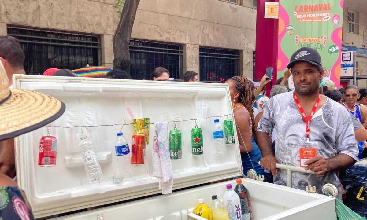 O ambulante Reginaldo Dias, de 45 anos, teve uma ideia inusitada para transportar as bebidas pelo bloco Abalô Caxi -  (crédito: Thiago Bonna)