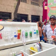 Ambulante inova ao vender bebidas em geladeira no carnaval de BH - Thiago Bonna