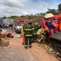 Batida entre três caminhões e um carro deixa homem morto na BR-251 - Redes sociais
