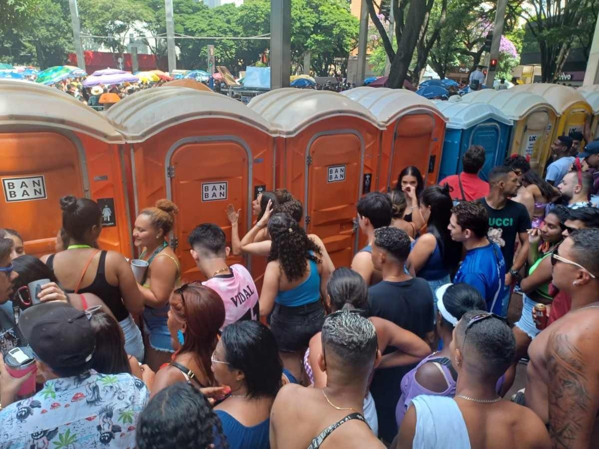 Oferta de banheiro continua sendo problema no carnaval de BH