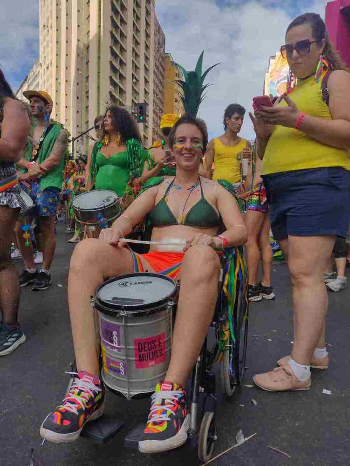 moça na cadeira de rodas em bloco de bh