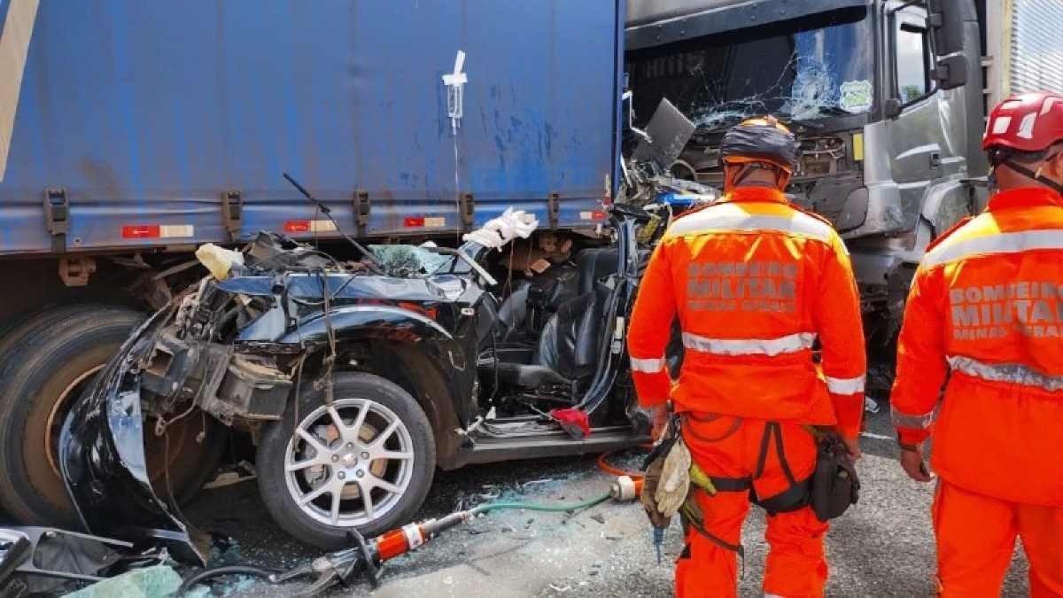 Engavetamento entre três carretas e quatro veículos fere seis pessoas