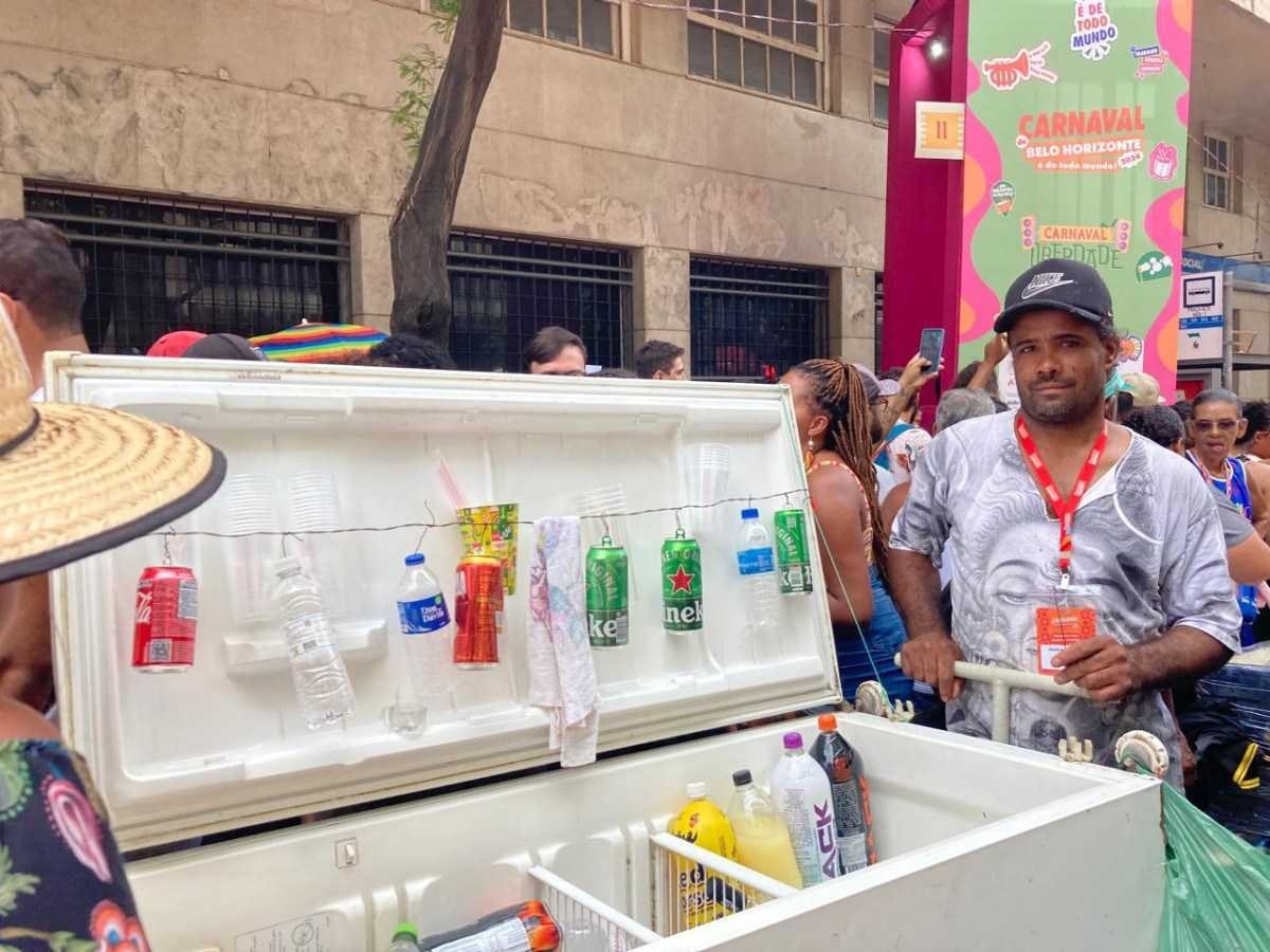 Ambulante inova ao vender bebidas em geladeira no carnaval de BH