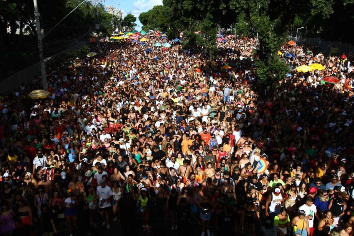 Bloco Clayton e Romário reúne cerca de 20 mil pessoas na Pampulha