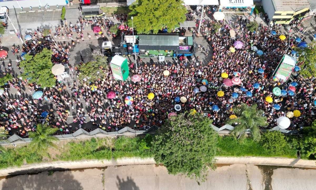 Alcova Libertina desfilou na via sonorizada na Avenida dos Andradas -  (crédito: @estev4m/Esp. EM)