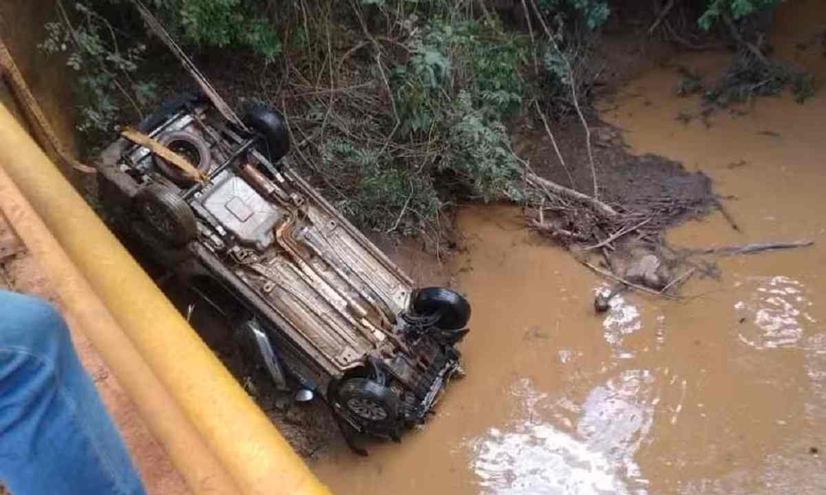 Veículo foi retirado da água para resgate do corpo -  (crédito: Divulgação/CBMG)