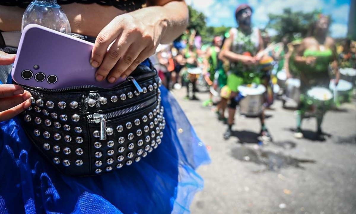 Telefone celular se tornou objeto do desejo dos ladrões e no carnaval o alvo é ainda maior em Belo Horizonte -  (crédito: Leandro Couri/EM/D.A.Press)