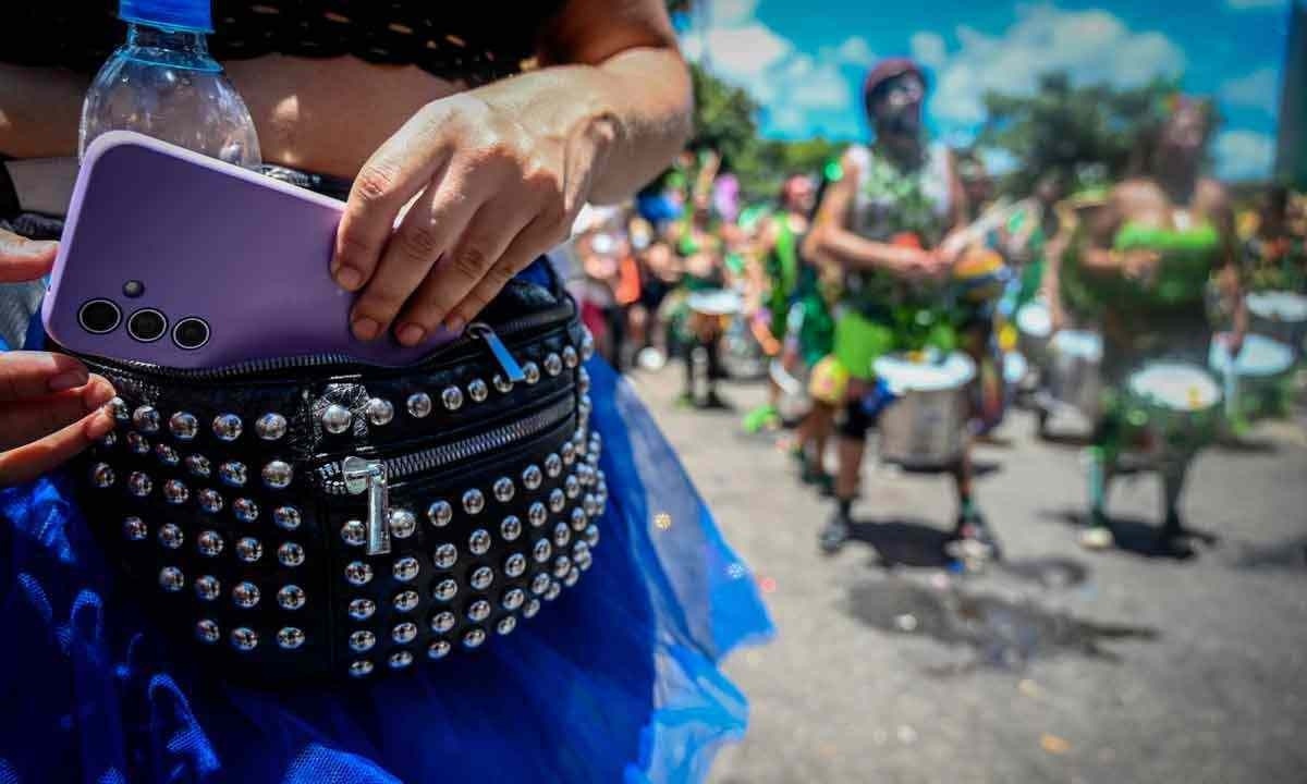  A reportagem observou, no desfile do bloco Havayanas Usadas, um cuidado especial dos foliões ao utilizarem o celular -  (crédito: Leandro Couri/EM/D.A. Press)