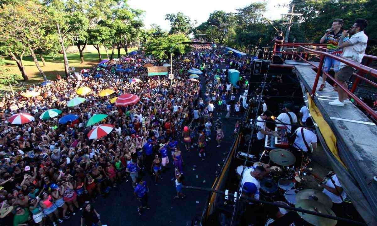 Michel Teló cantou, dançou, pulou e esbanjou simpatia em seu trio, ontem, na Avenida Abrahão Caram (Pampulha). MAIORIA APROVOU EVENTO, mas houve falhas na segurança -  (crédito:  Marcos Vieira /EM/DA)