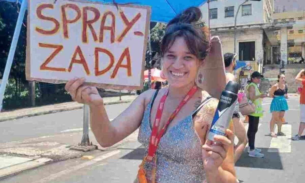 Raquel Piroli reclama da concorrência, mas faz renda extra vendendo protetor solar, ao mesmo tempo em que curte o carnaval -  (crédito: Alessandra Mello/EM/D.A Press)