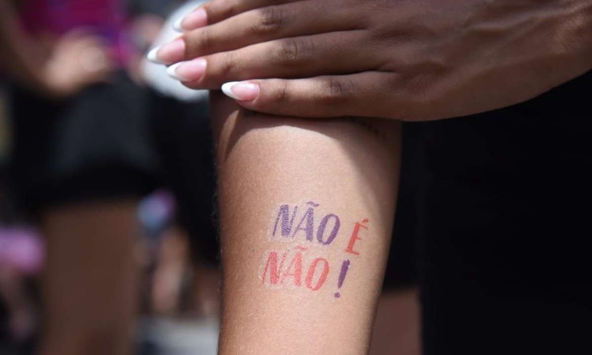 Bloco Não Acredito Que Te Beijei, na Avenida  Sinfrônio Brochado, no Barreiro, respeito é palavrade ordem -  (crédito:  Gladyston Rodrigues /EM/D.A Press)