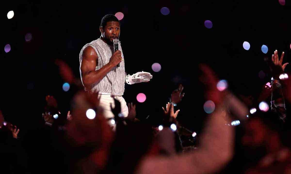 Usher cantou seus maiores sucessos durante os 15 minutos da apresentação, trocou de figurino e fez um 